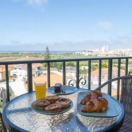 Проживание в семье Berlenga House