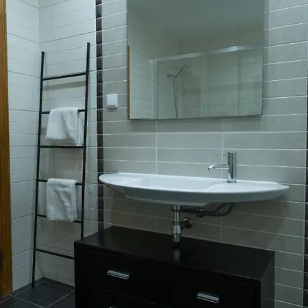 Проживание в семье Berlenga House