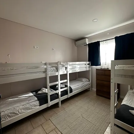 Проживание в семье Berlenga House